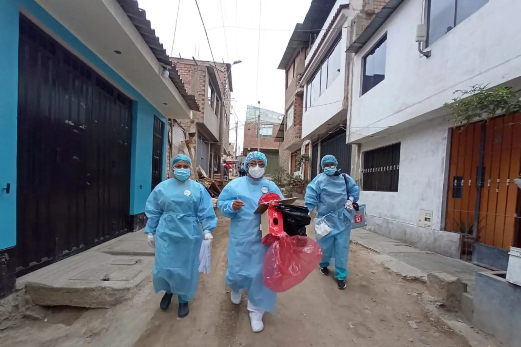 ¡Estamos más cerca de ti con el Vacunamóvil! Brigadas de la Diris Lima Sur realizan la vacunación casa por casa contra la covid-19 en el Sector El Brillante de San Juan de Miraflores. Foto: Minsa