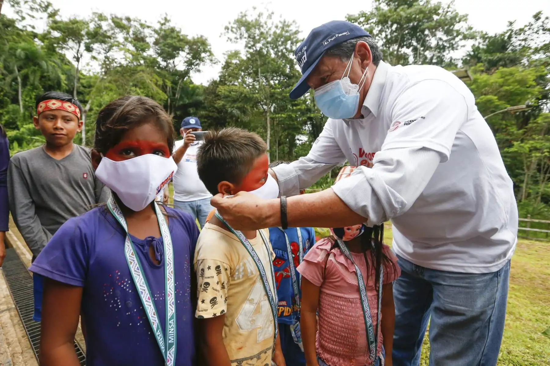 Ministro de Salud, Hernando Cevallos, llegó al anexo San José de Añushi de la comunidad nativa Matsés en la región Loreto, para promover la vacunación contra la covid-19 entre los pobladores indígenas. Foto: Minsa