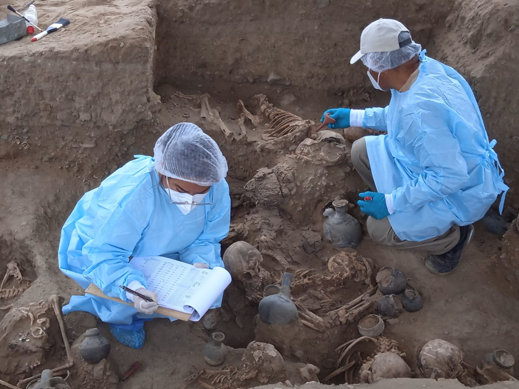 Arqueólogos descubren restos humanos de 25 individuos dentro del complejo arqueológico Chan Chan, ubicado en Trujillo, La Libertad. Foto: Vanessa Graos