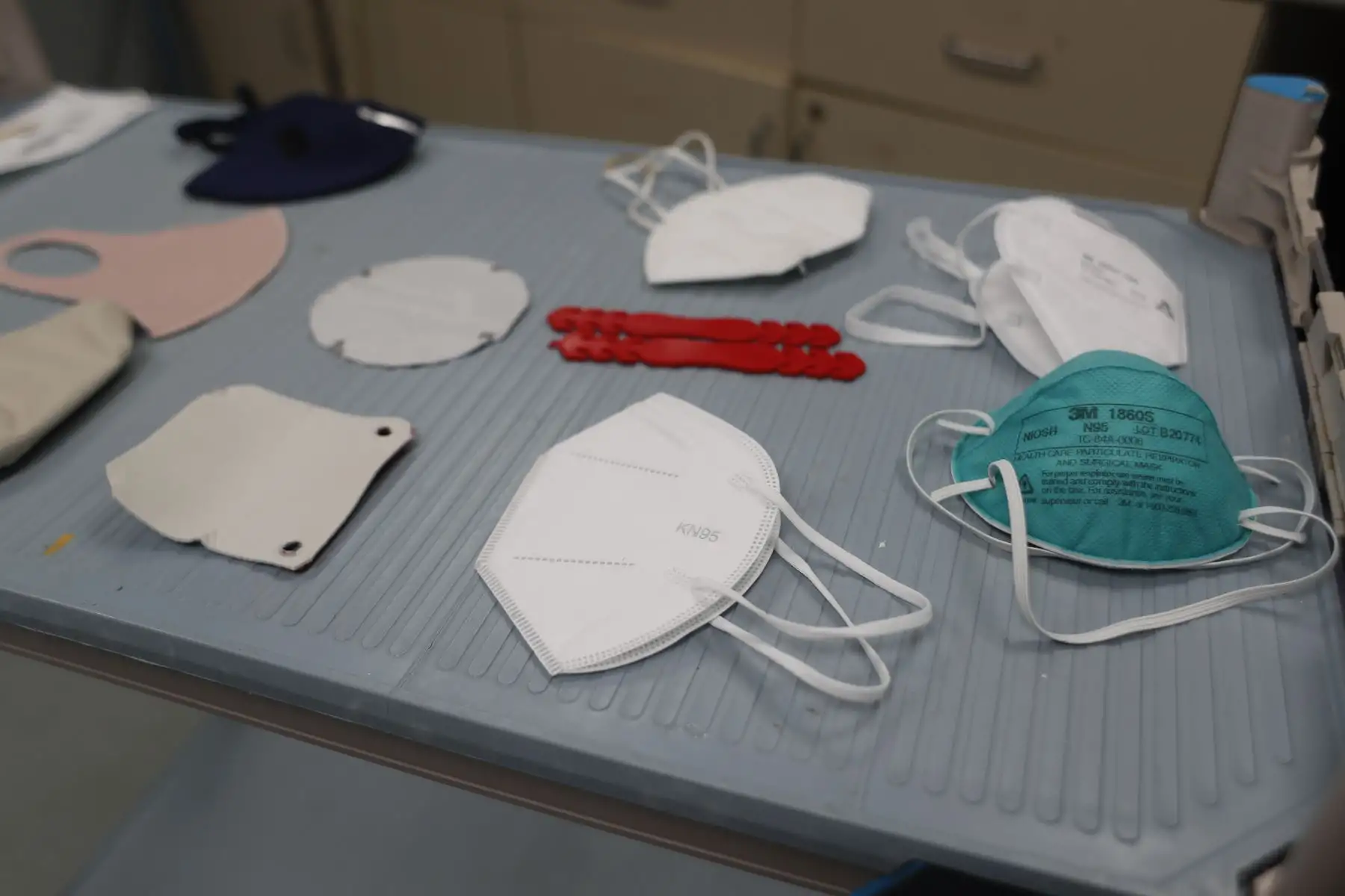 El respirador KN95 brinda 75% de protección respiratoria pero al agregarle una liga o sujetador a la cabeza y nunca aumenta a un 97% según estudios del Instituto Nacional de Salud (INS). Foto: ANDINA/ Renato Pajuelo