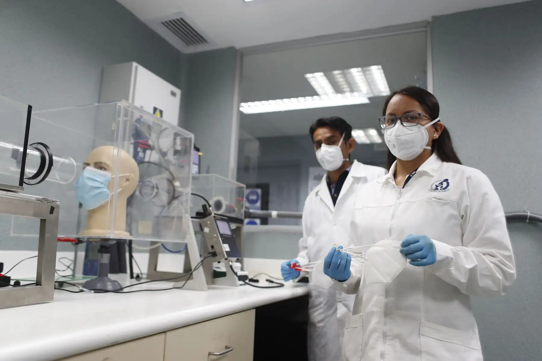 El respirador KN95 brinda 75% de protección respiratoria pero al agregarle una liga o sujetador a la cabeza y nunca aumenta a un 97% según estudios del Instituto Nacional de Salud (INS). Foto: ANDINA/ Renato Pajuelo