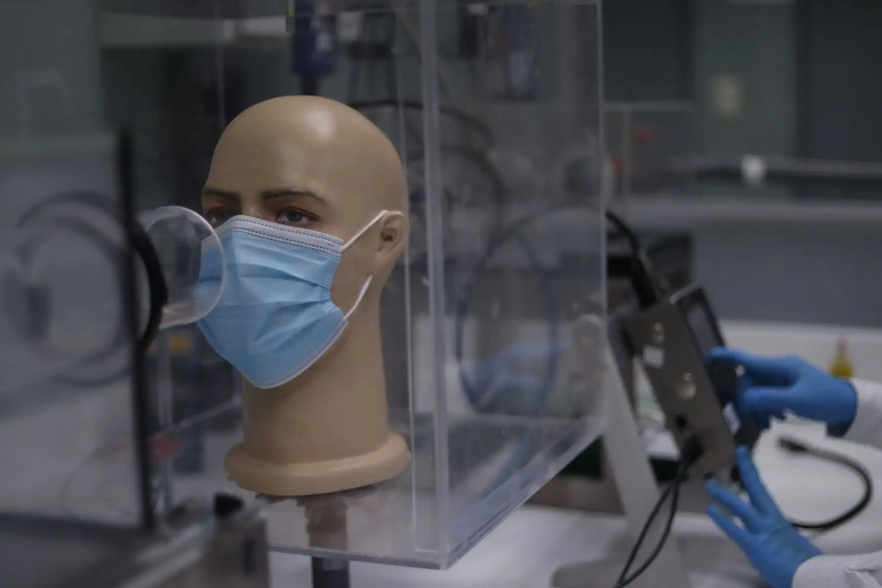 Investigadores del INS muestran los niveles de protección respiratoria con diversos tipos de mascarillas, a fin de informar a la población de la importancia de su uso correcto. Foto: ANDINA/ Renato Pajuelo
