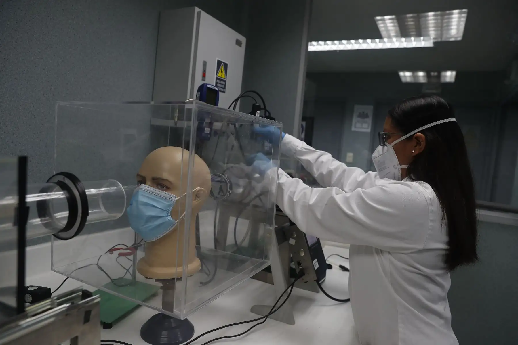 Estos resultados son parte de la iniciativa promovida por el INS con el financiamiento del CONCYTEC para desarrollar el proyecto para realizar las mediciones de la eficiencia de filtración de diversos tipos de telas, mascarillas quirúrgicas yotros respiradores de uso común. Foto: ANDINA/ Renato Pajuelo