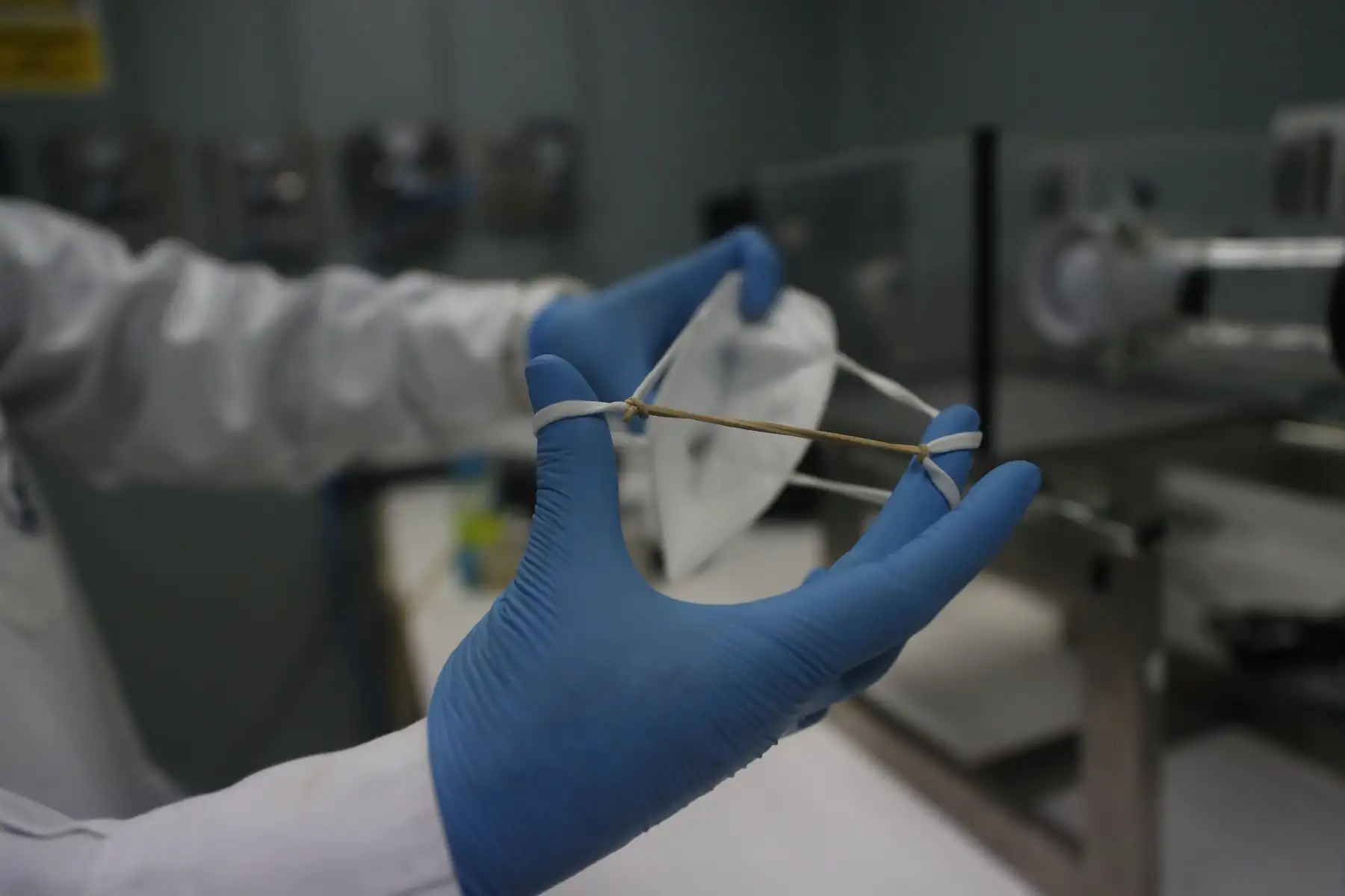 Estos resultados son parte de la iniciativa promovida por el INS con el financiamiento del CONCYTEC para desarrollar el proyecto para realizar las mediciones de la eficiencia de filtración de diversos tipos de telas, mascarillas quirúrgicas yotros respiradores de uso común. Foto: ANDINA/ Renato Pajuelo
