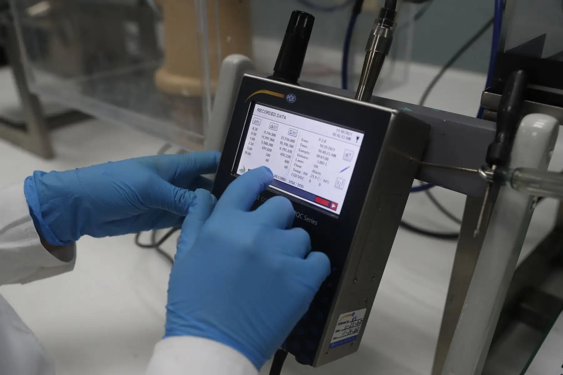 Estos resultados son parte de la iniciativa promovida por el INS con el financiamiento del CONCYTEC para desarrollar el proyecto para realizar las mediciones de la eficiencia de filtración de diversos tipos de telas, mascarillas quirúrgicas yotros respiradores de uso común. Foto: ANDINA/ Renato Pajuelo