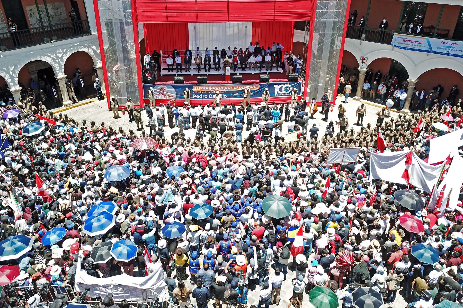 El presidente Pedro Castillo presenta al país desde la ciudad de Huamanga, Ayacucho, un informe con las acciones realizadas durante los 100 primeros días del Gobierno de Pueblo. Foto: Prensa Presidencia