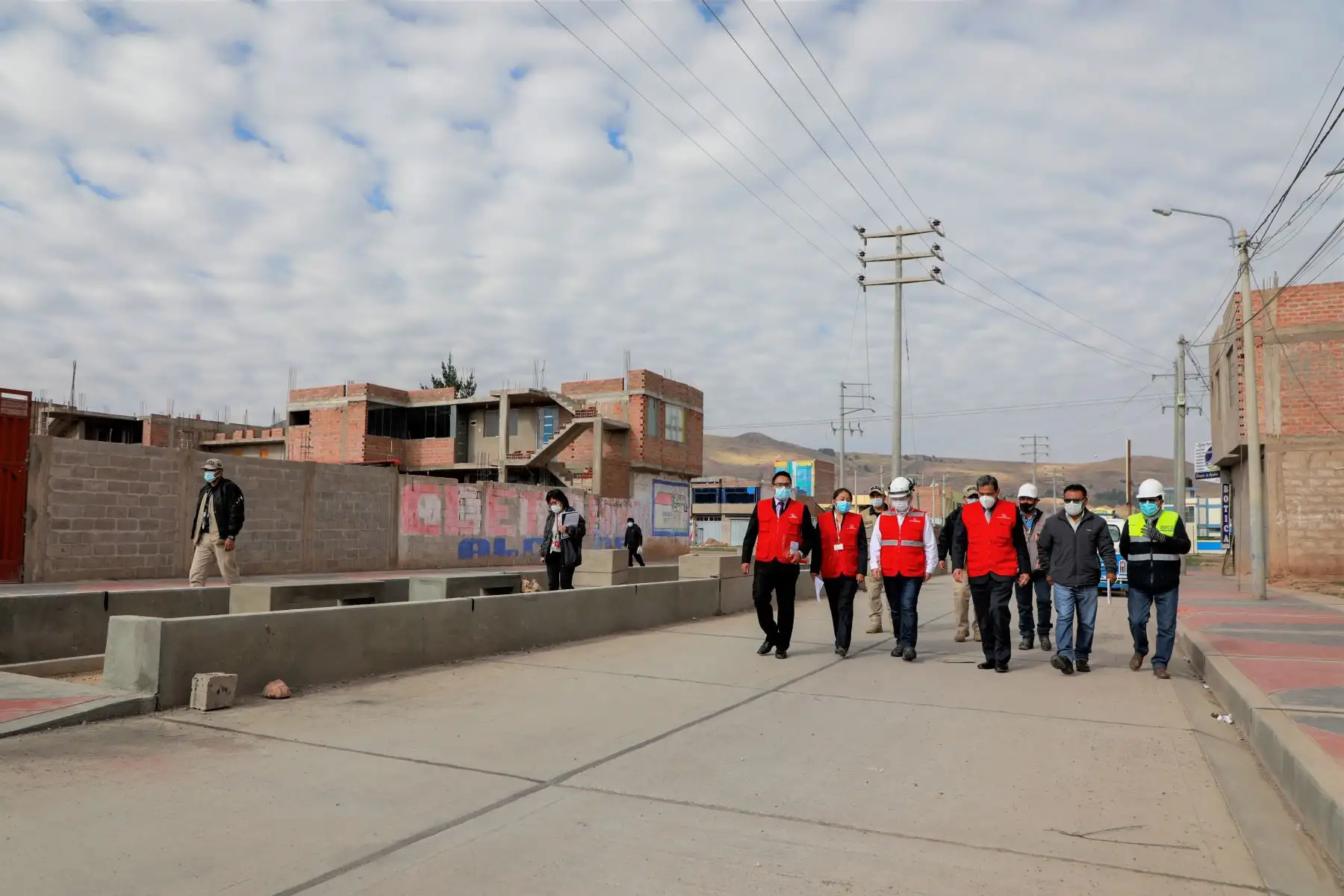 El contralor general, Nelson Shack, viene visitando las provincias de Azángaro y Melgar donde se reunió con las autoridades de las respectivas municipalidades provinciales, representantes de la Sociedad Civil y supervisó obras emblemáticas de interés para la ciudadanía.
Foto: CONTRALORIA