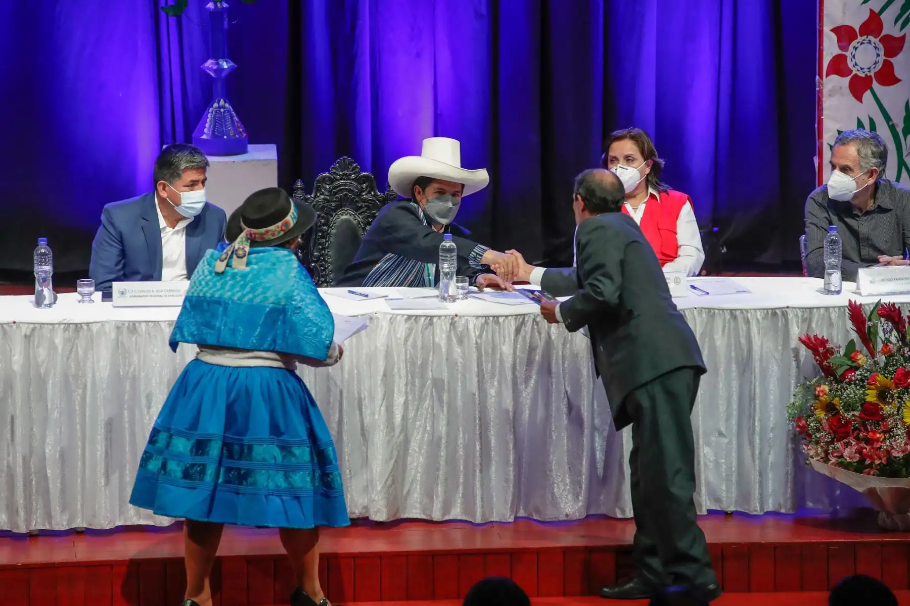 Presidente Pedro Castillo sostuvo un encuentro con autoridades locales en la región Ayacucho. Foto: ANDINA/Prensa Presidencia