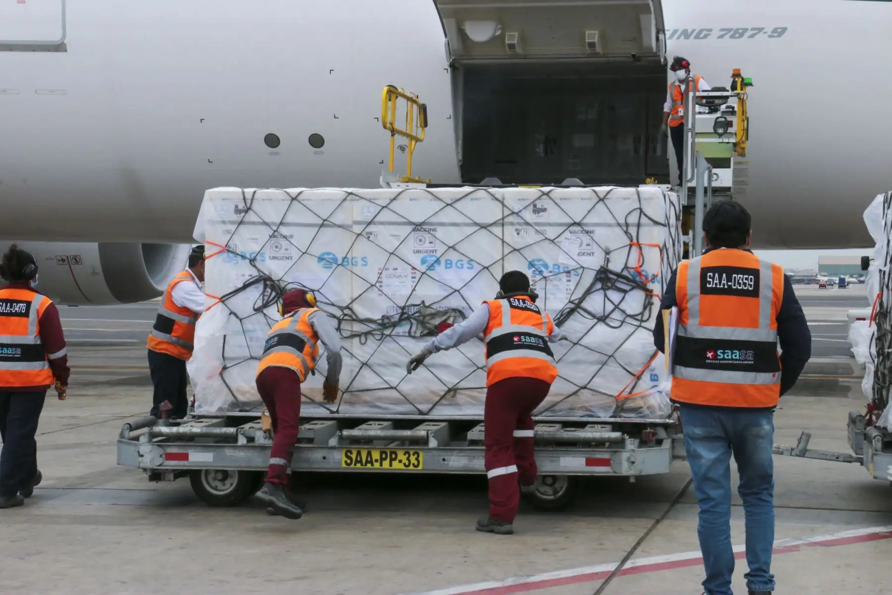 Esta tarde el Perú recibió 1,256,400 dosis de vacunas contra la covid-19 para seguir inmunizando a más peruanos. En 100 días, aseguramos dosis para todos. Foto: Minsa