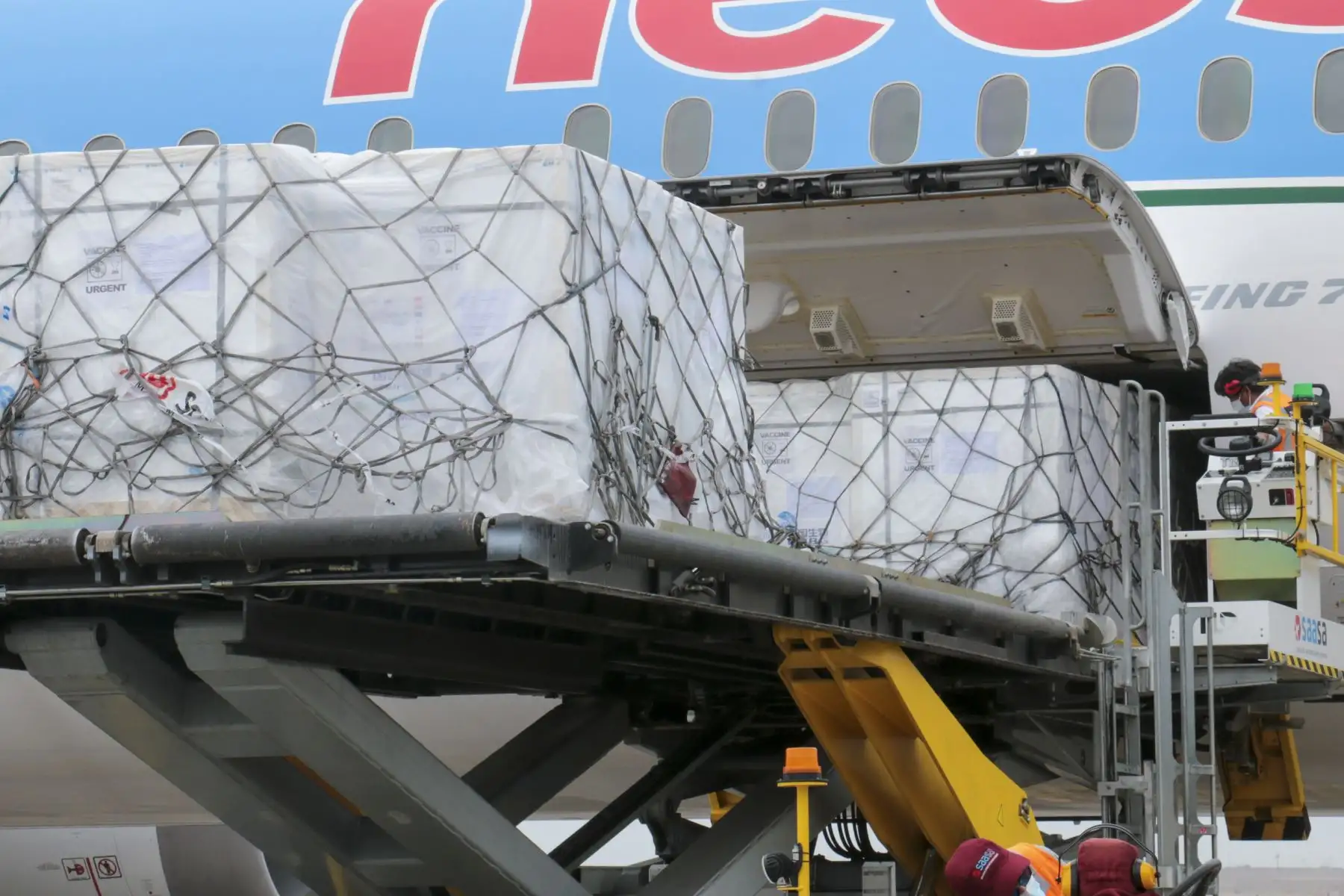 Esta tarde el Perú recibió 1,256,400 dosis de vacunas contra la covid-19 para seguir inmunizando a más peruanos. En 100 días, aseguramos dosis para todos. Foto: Minsa