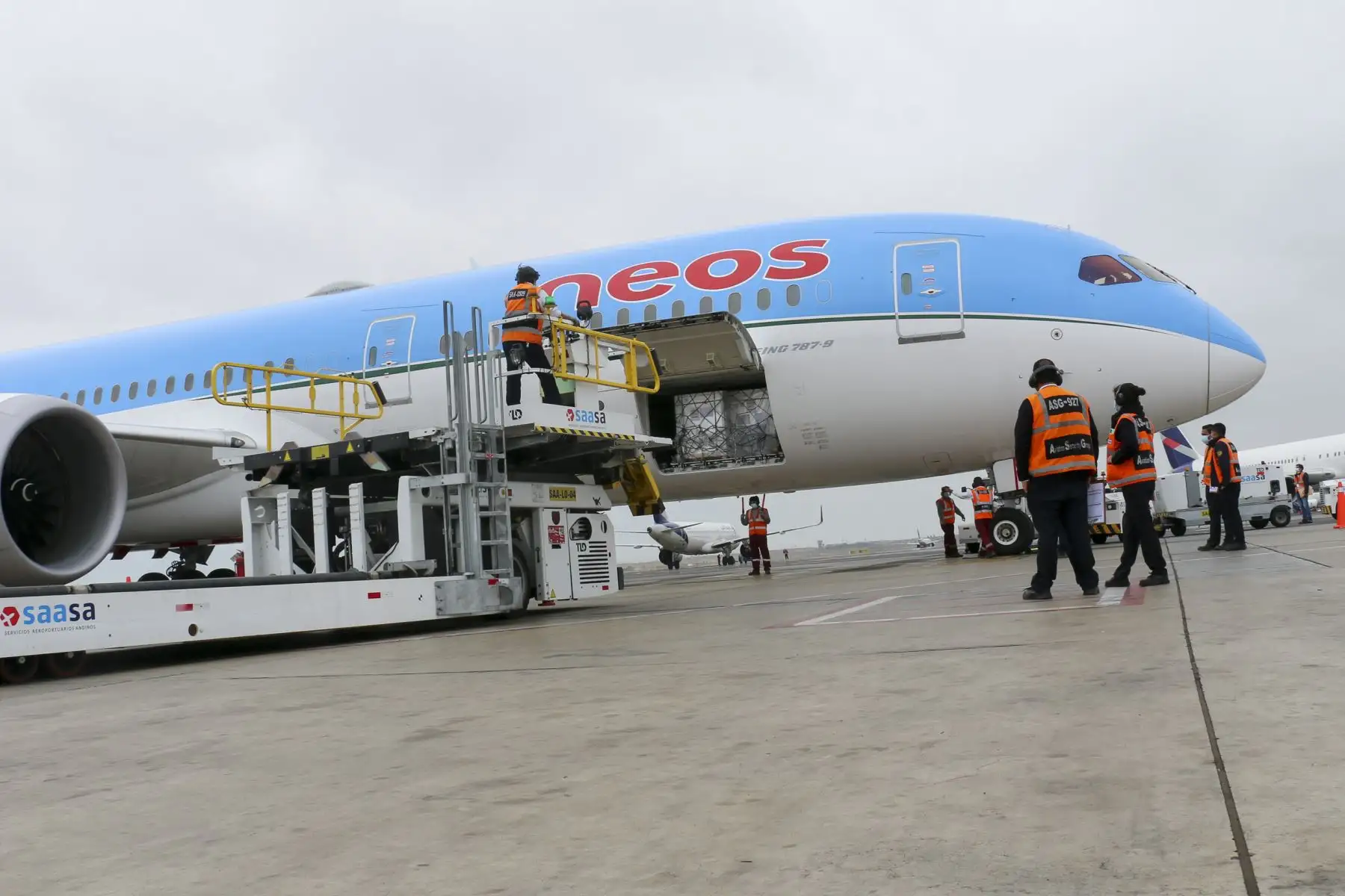 Esta tarde el Perú recibió 1,256,400 dosis de vacunas contra la covid-19 para seguir inmunizando a más peruanos. En 100 días, aseguramos dosis para todos. Foto: Minsa