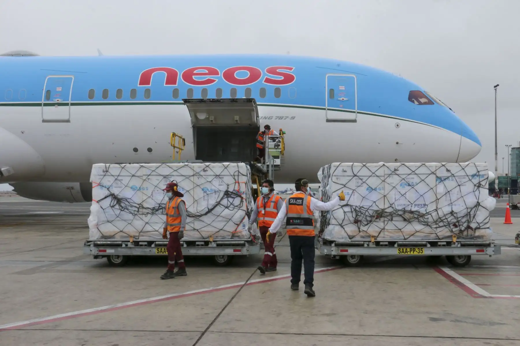 Esta tarde el Perú recibió 1,256,400 dosis de vacunas contra la covid-19 para seguir inmunizando a más peruanos. En 100 días, aseguramos dosis para todos. Foto: Minsa