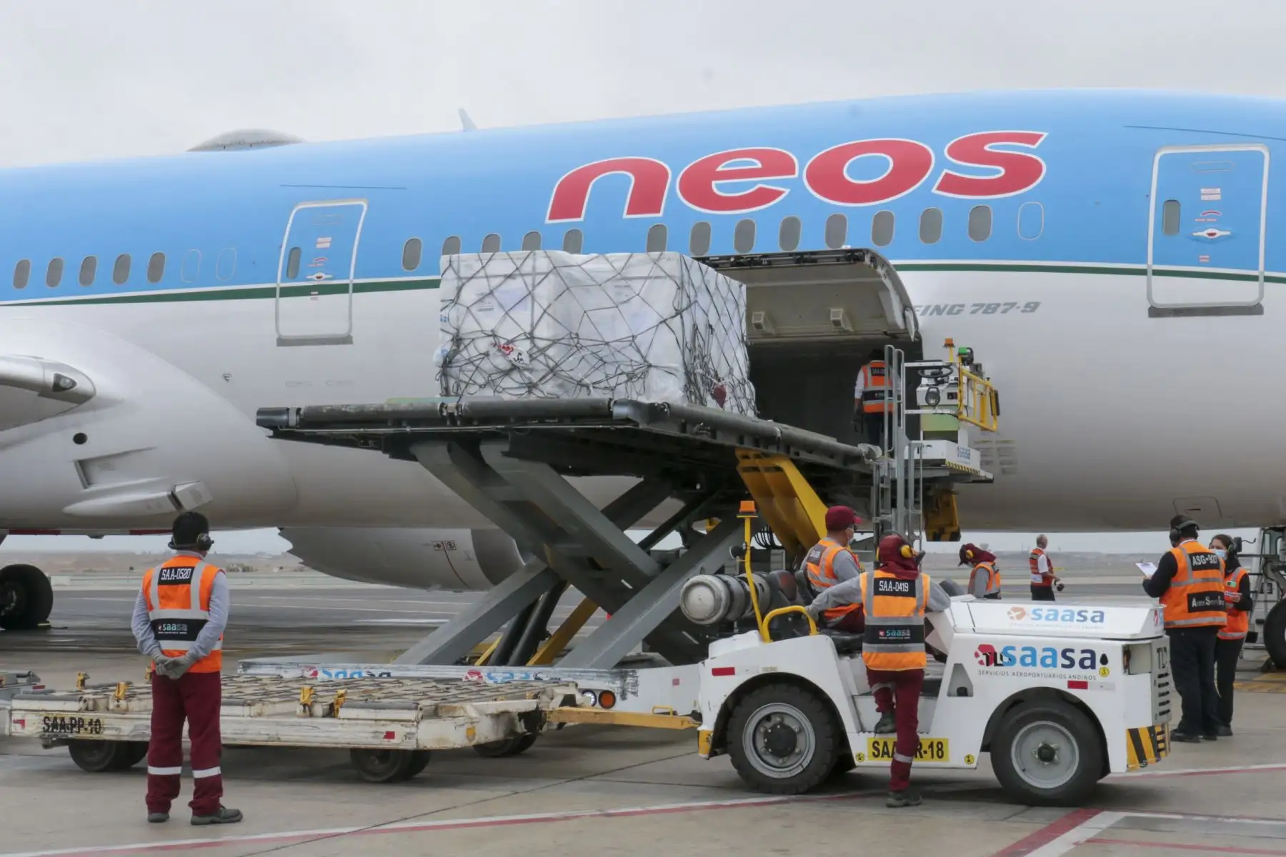 Esta tarde el Perú recibió 1,256,400 dosis de vacunas contra la covid-19 para seguir inmunizando a más peruanos. En 100 días, aseguramos dosis para todos. Foto: Minsa