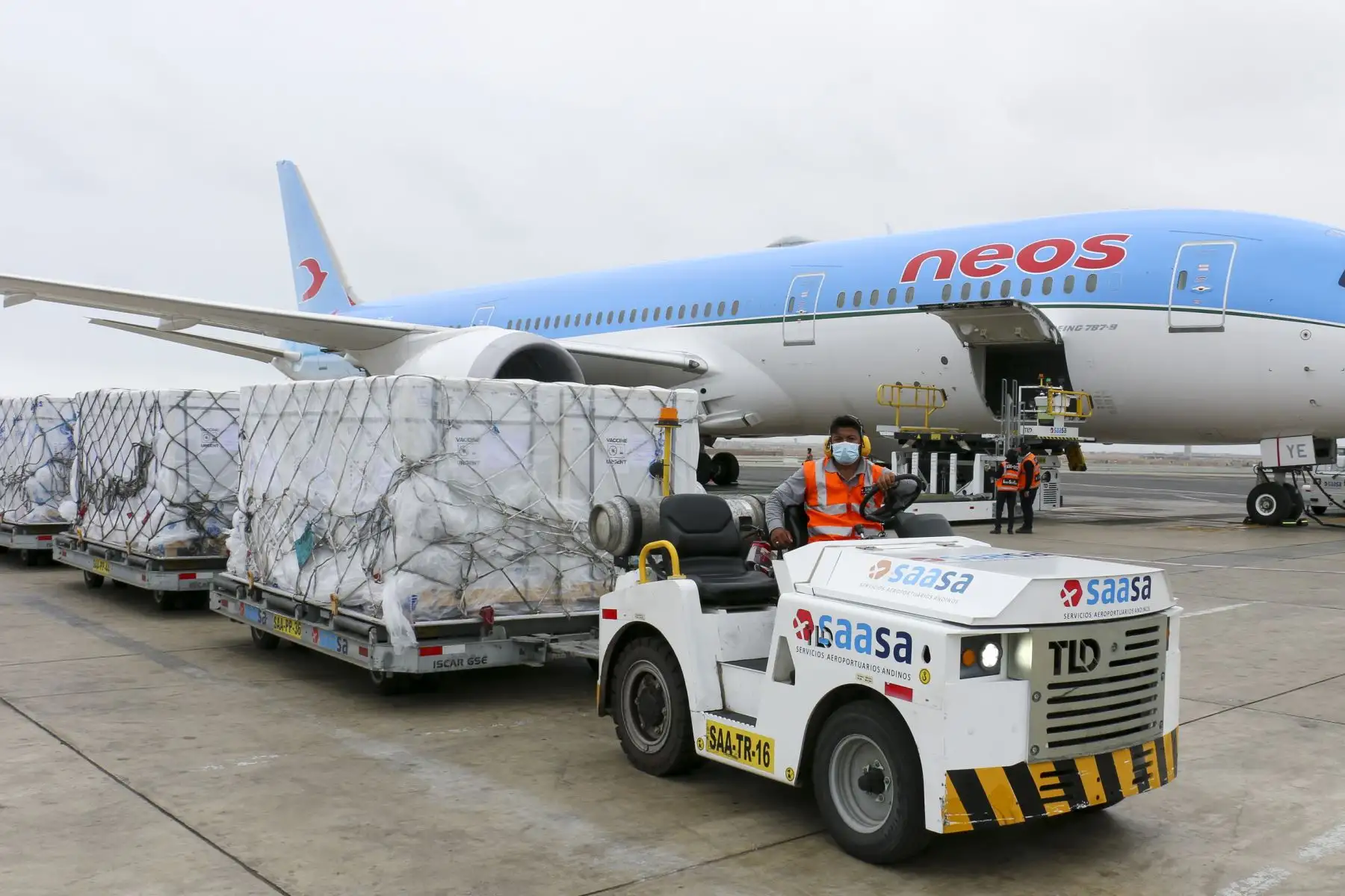 Esta tarde el Perú recibió 1,256,400 dosis de vacunas contra la covid-19 para seguir inmunizando a más peruanos. En 100 días, aseguramos dosis para todos. Foto: Minsa