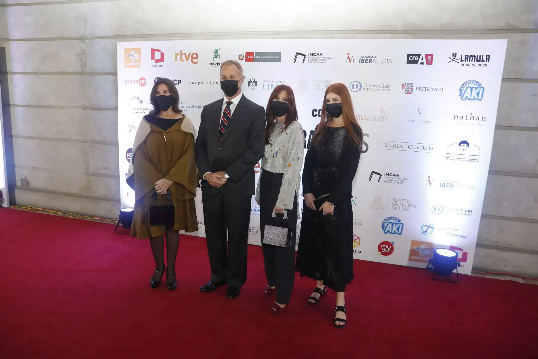 El alcalde de Lima, Jorge Muñoz, junto a su esposa e hijas, asistieron al Avant Premier de la película "Un mundo para Julius", en el Teatro Municipal de Lima. Foto: ANDINA/Renato Pajuelo