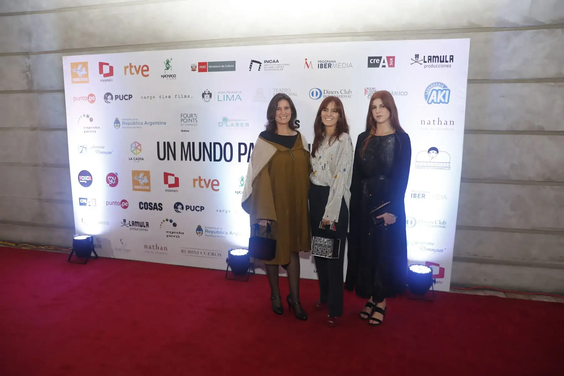 Mariela Montagne Suero, esposa del alcalde de Lima, posa para las cámaras en la alfombra roja previo al estreno de la película “Un mundo para Julius” que se proyectó anoche en el Teatro Municipal de Lima. Foto: ANDINA/Renato Pajuelo