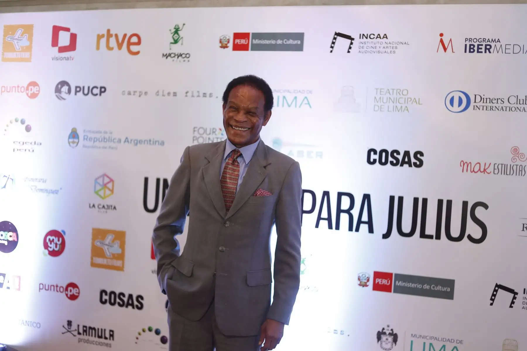 El actor Enrique Avilés presente en la alfombra roja que se realizó anoche en el Teatro Municipal de Lima durante el Avant Premier de la película “Un mundo para Julius”. Foto: ANDINA/Renato Pajuelo