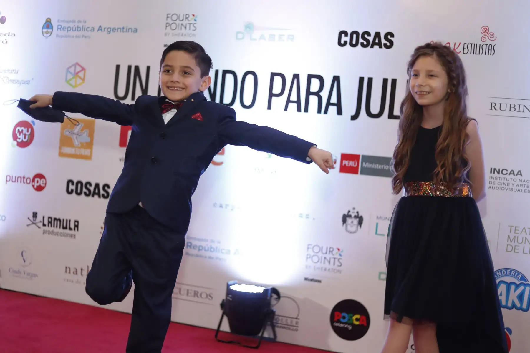 El pequeño actor Rodrigo Barba (Julius 4 años) y Pamela Saco (Cinthia) en la alfombra roja realizada en el Teatro Municipal de Lima. Foto: ANDINA/Renato Pajuelo