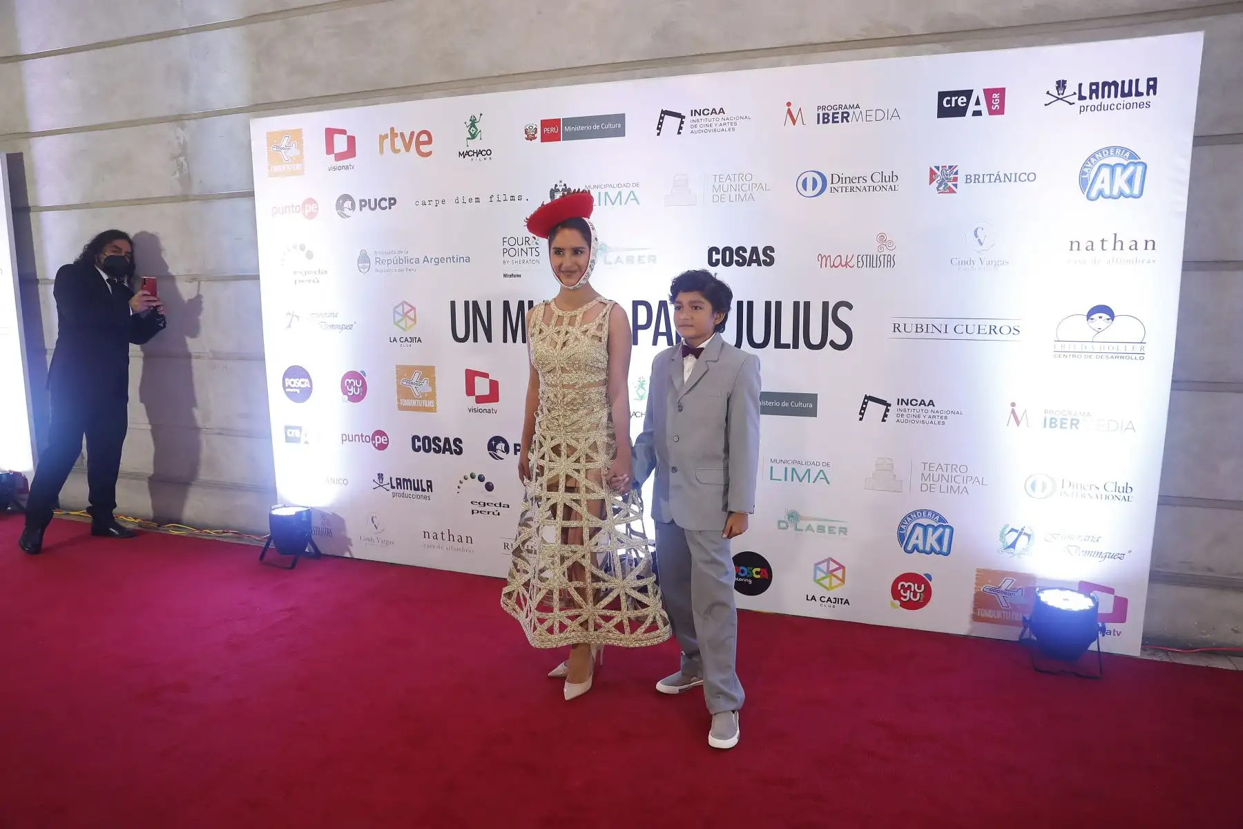 La actriz Mayella Lloclla, quien interpreta el papel de Vilma en la versión cinematográfica de "Un mundo para Julius", lució anoche un llamativo vestido, inspirado en los textiles de nazca, que deslumbró en la alfombra roja del Teatro Municipal de Lima. Foto: ANDINA/Renato Pajuelo