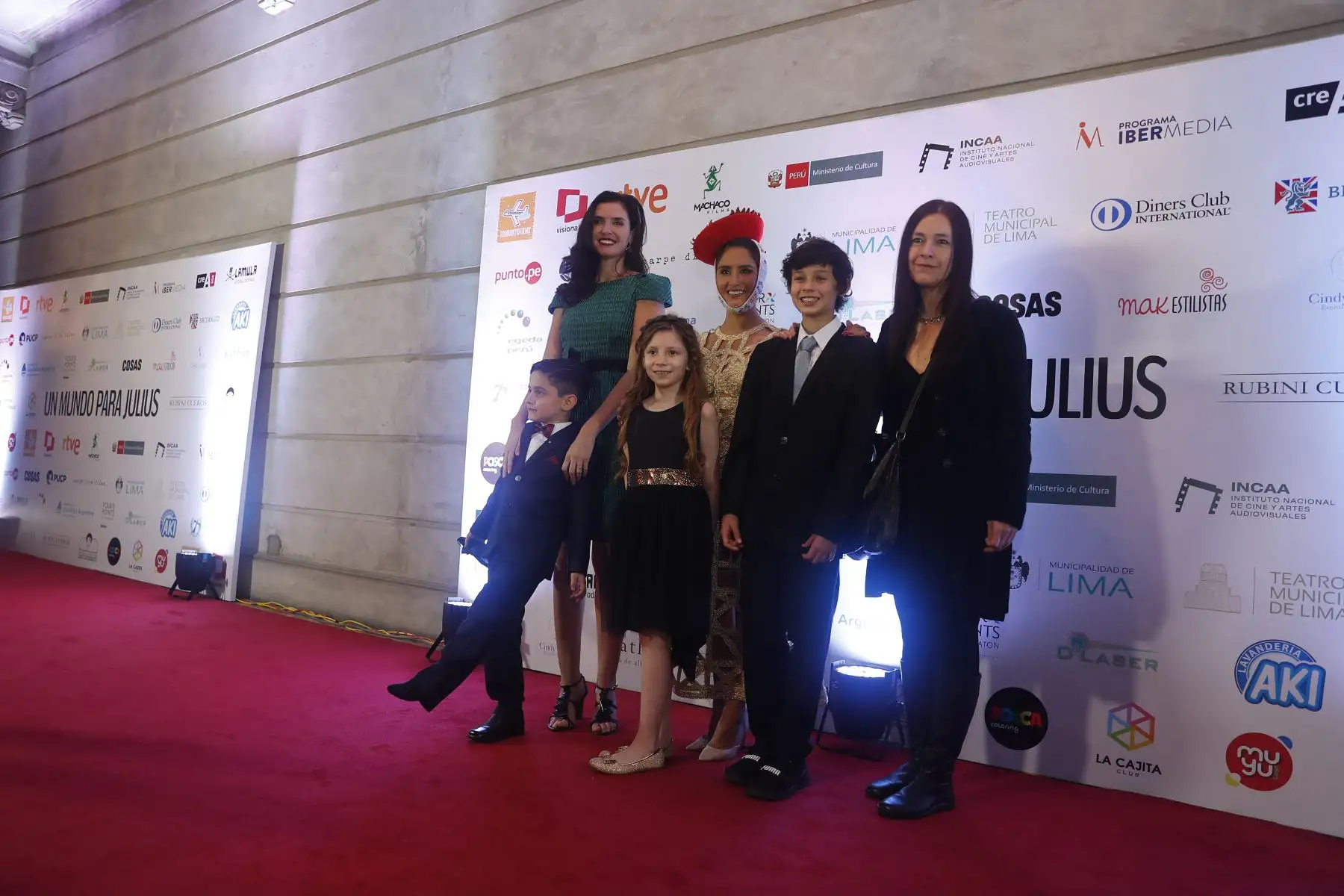 Parte del elenco de la versión cinematográfica de la película "Un mundo para Julius" durante la alfombra roja realiza en el Teatro Municipal de Lima. Entre ellos Fiorella de Ferrari, el elenco de niños, la directora Rossana Díaz Costa y Mayella Lloclla. Foto: ANDINA/Renato Pajuelo