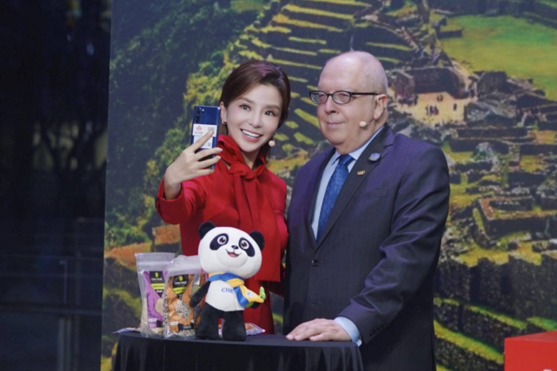 El embajador de Perú en China, Luis Quesada, fue el primero en participar en el evento en directo de ventas en línea “Hi, Go”, que se efectuó el 5 de noviembre. Foto: ANDINA/difusión.