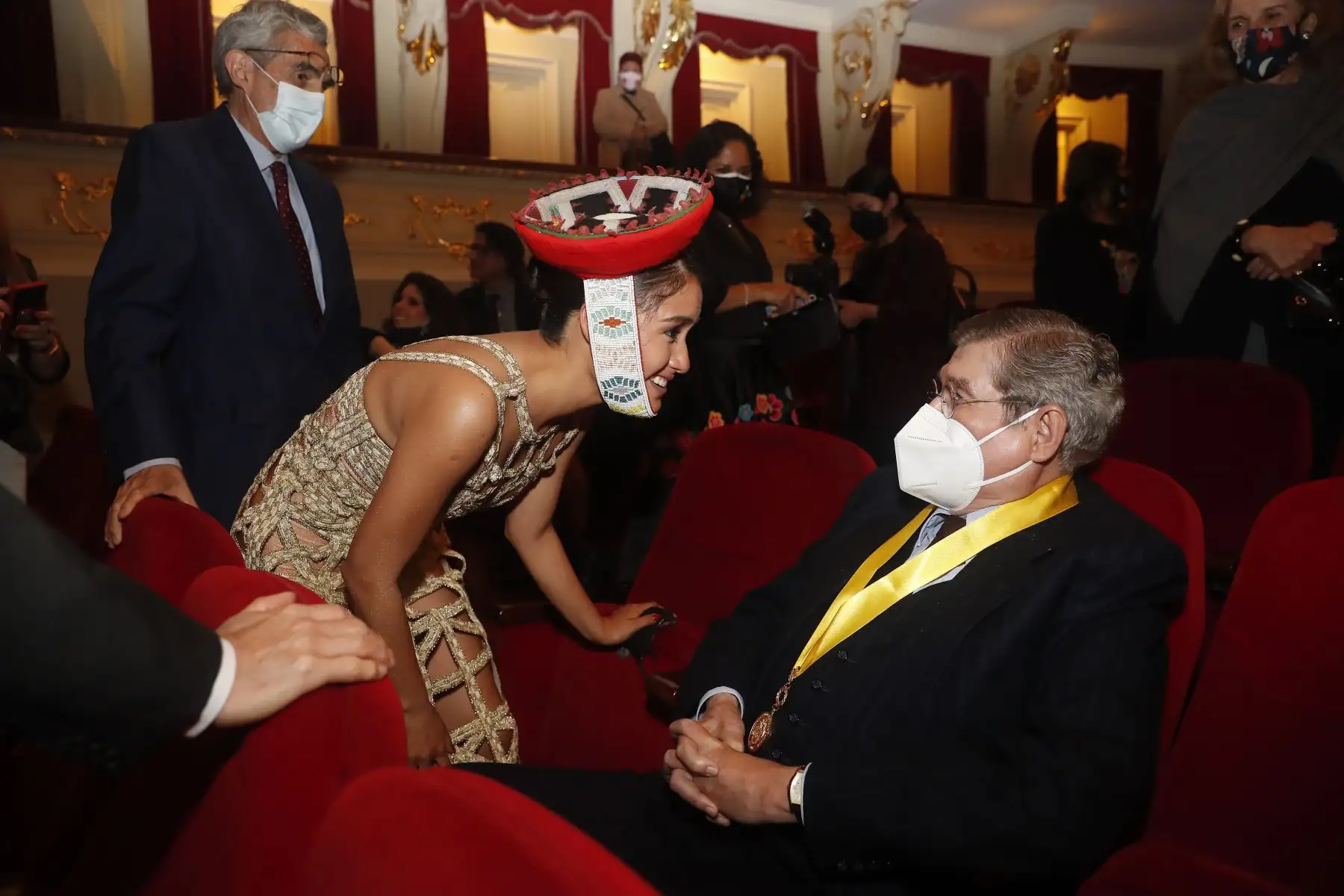 El escritor Alfredo Bryce Echenique recibe los elogios de la actriz Mayella Lloclla (Vilma) tras el Avant Premier de la versión de cinematográfica de su obra “Un mundo para Julius” que se proyectó anoche en el Teatro Municipal de Lima. Foto: ANDINA/Renato Pajuelo