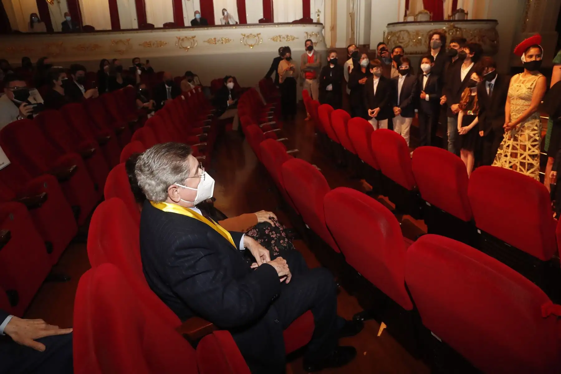 Escritor Alfredo Bryce Echenique asistió a la presentación de la película Un mundo para Julius en el Teatro Municipal de Lima. Foto: ANDINA/Renato Pajuelo