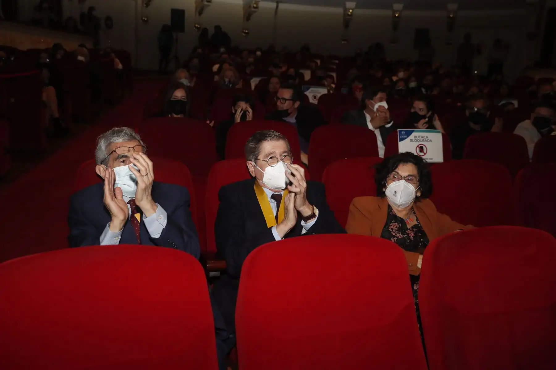 Escritor Alfredo Bryce Echenique asistió a la presentación de la película Un mundo para Julius en el Teatro Municipal de Lima. Foto: ANDINA/Renato Pajuelo