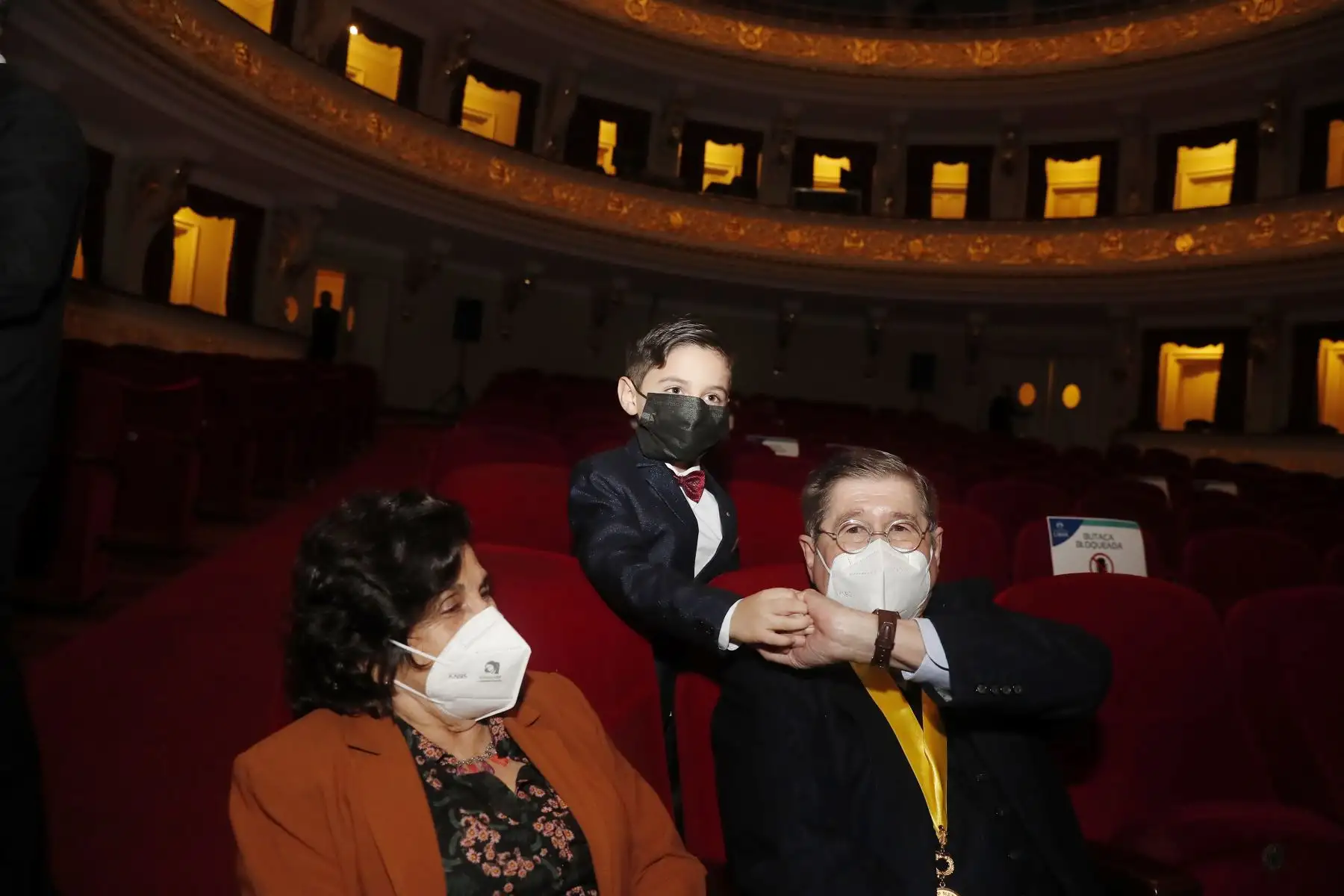 Escritor Alfredo Bryce Echenique asistió a la presentación de la película Un mundo para Julius en el Teatro Municipal de Lima. Foto: ANDINA/Renato Pajuelo