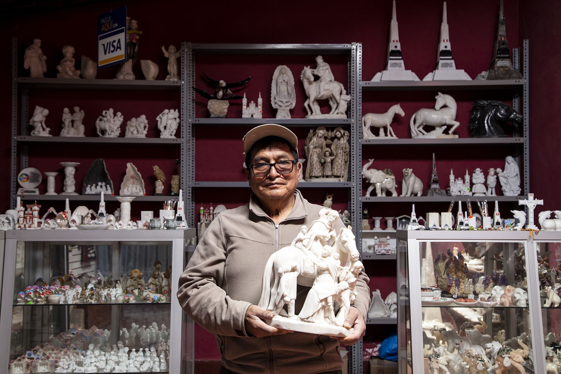 Benjamín Pizarro posa junto a sus esculturas en su taller ubicado en la región Ayacucho.