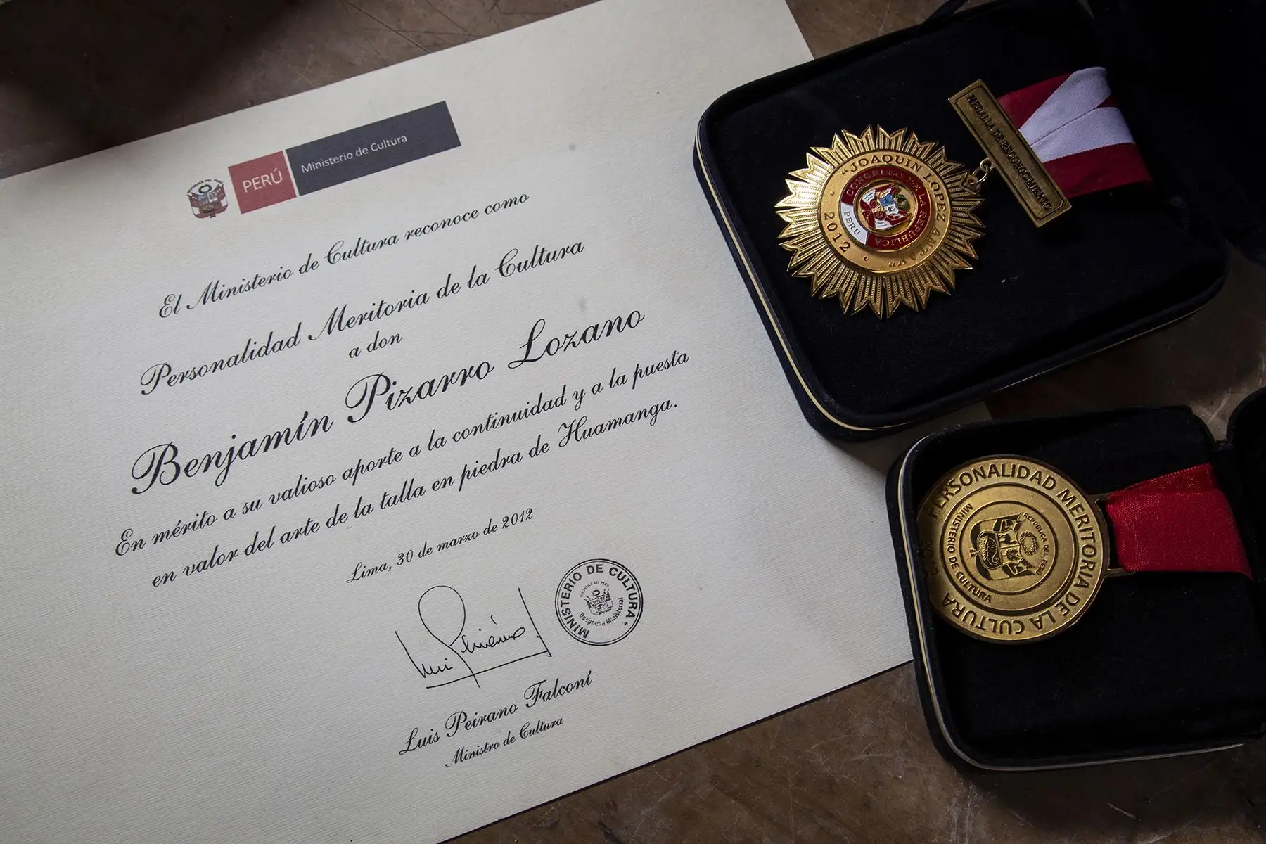 Diploma y reconocimiento a Benjamín Pizarro como Personalidad Meritoria de la Cultura del Mincul. Foto: ANDINA/ Maira Flores