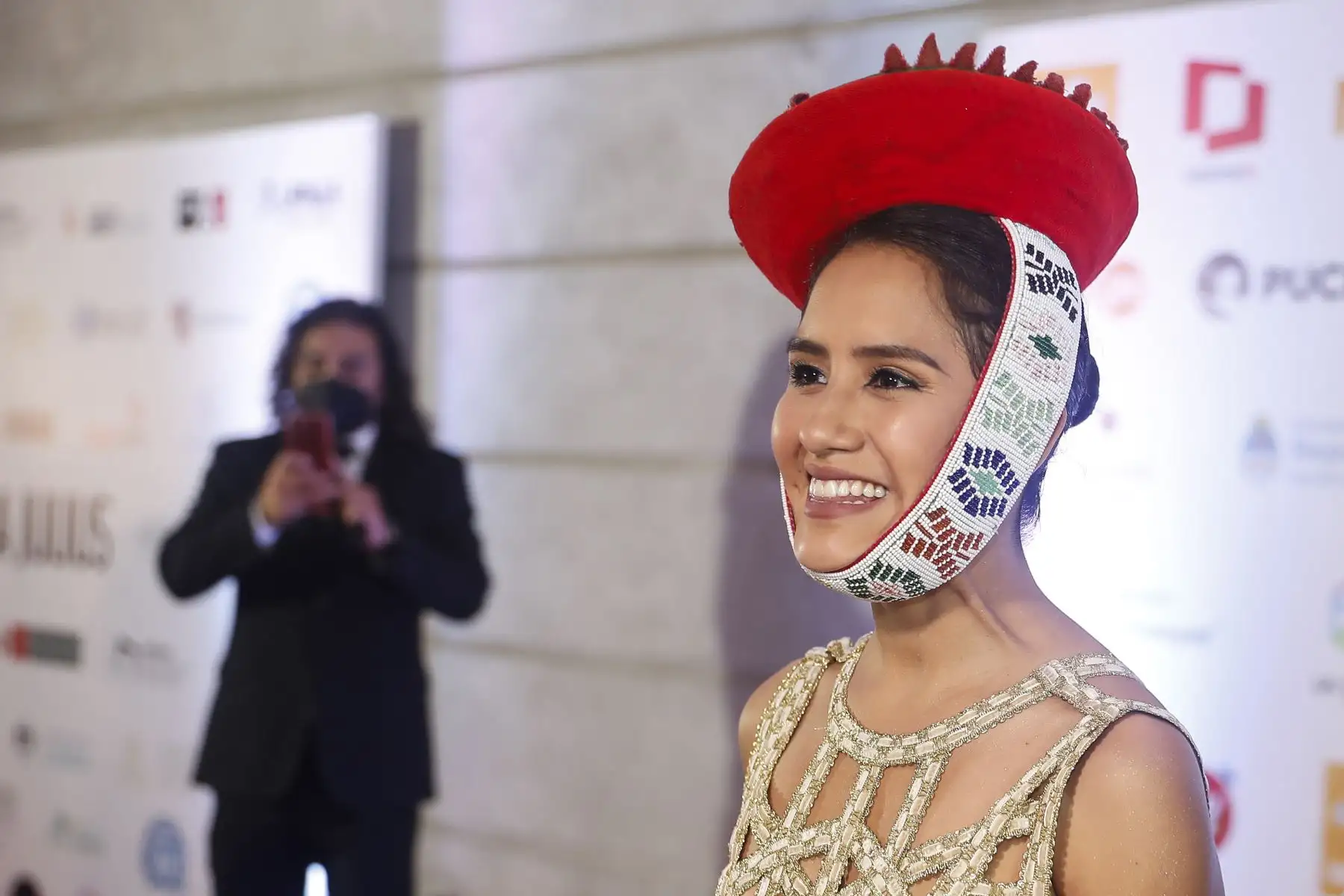 La actriz Mayella Lloclla, quien interpreta el papel de Vilma en la película "Un mundo para Julius" lució una montera cusqueña en la alfombra roja realizada anoche en el Teatro Municipal de Lima. Foto: ANDINA/Renato Pajuelo