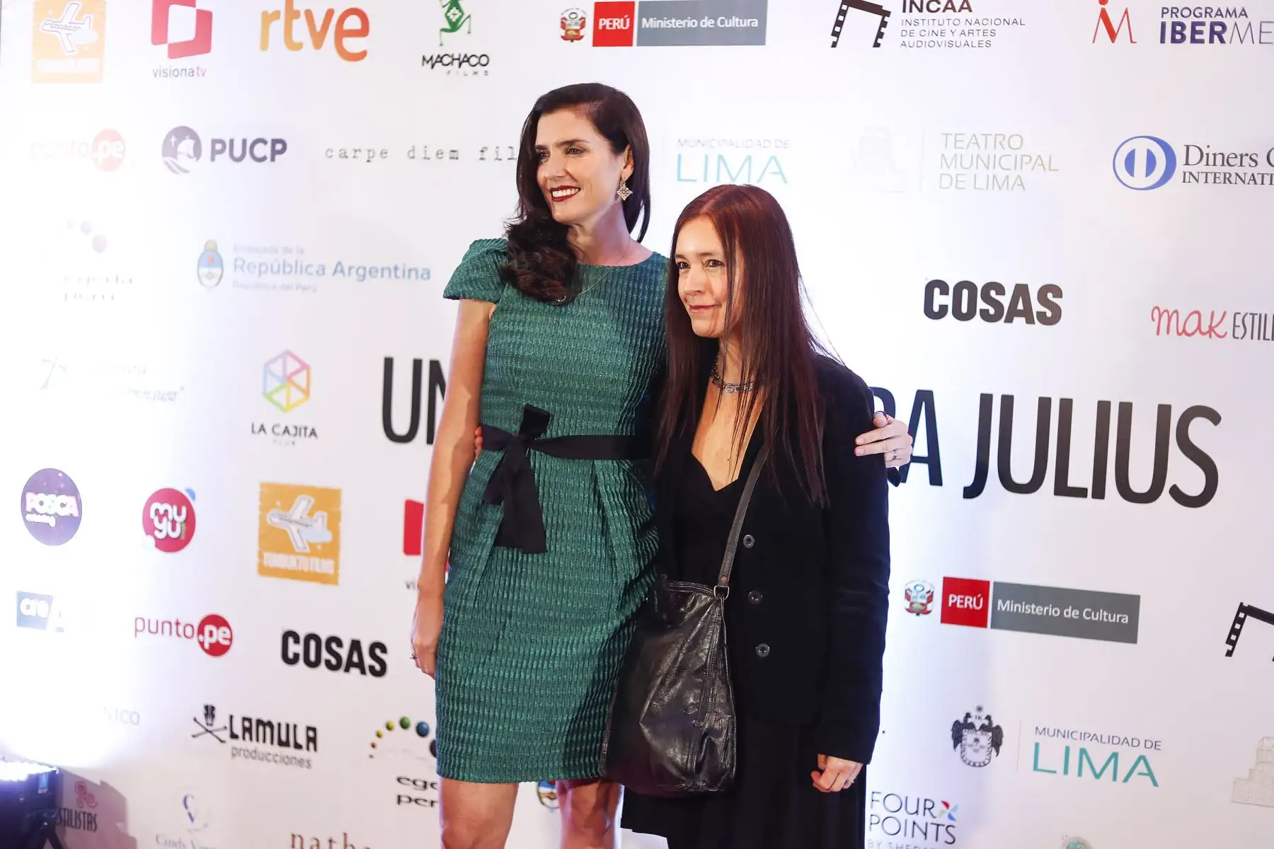 La directora y guionista peruana Rossana Díaz Costa junto a la actriz Fiorella de Ferrari (Susan) durante el Avant Premier de la película "Un mundo para Julius" en el Teatro Municipal de Lima. Foto: ANDINA/Renato Pajuelo
