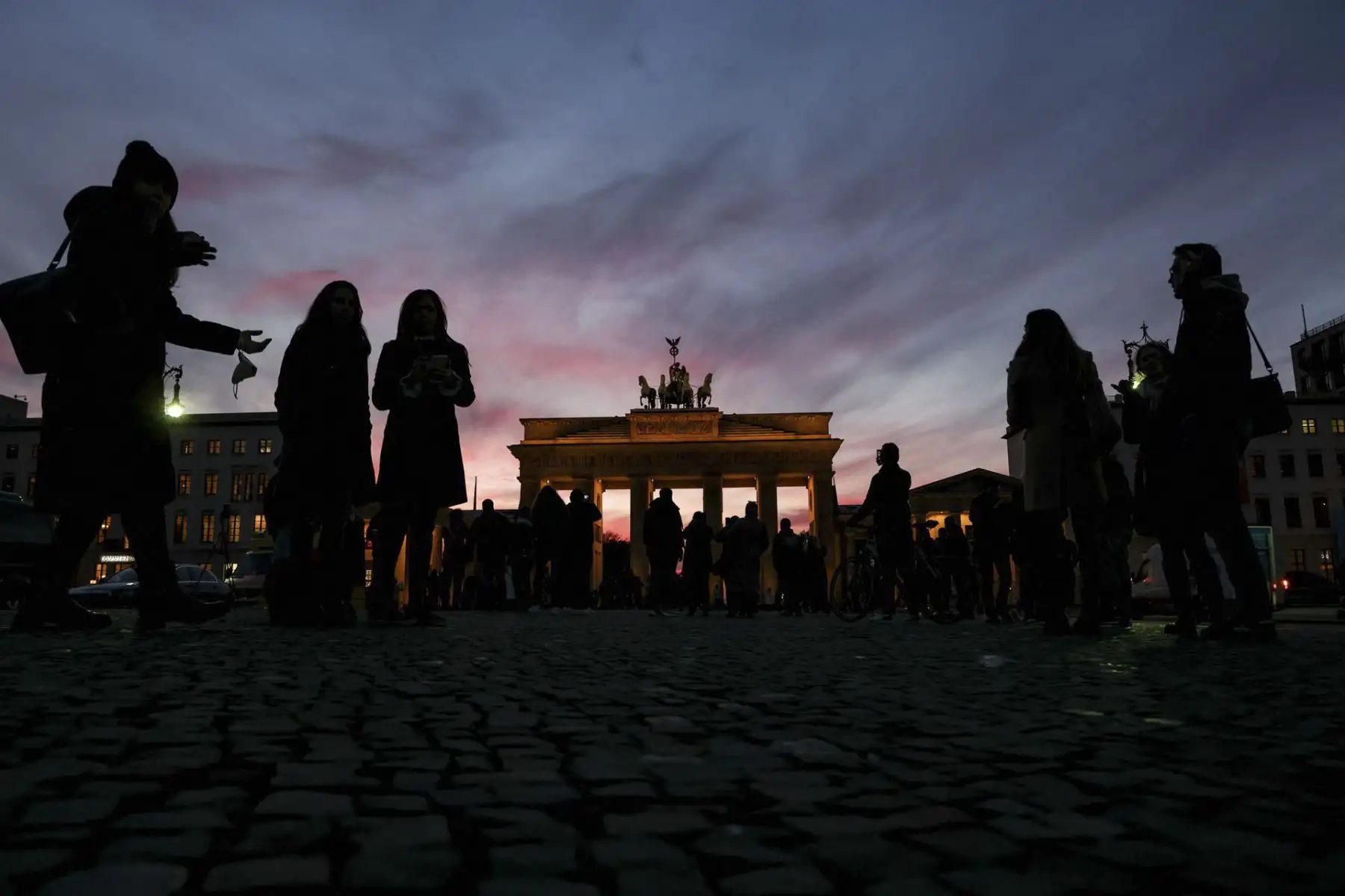Visitantes en la plaza Pariser Platz, frente a la Puerta de Brandenburgo en el centro de Berlín, Alemania. Foto: EFE