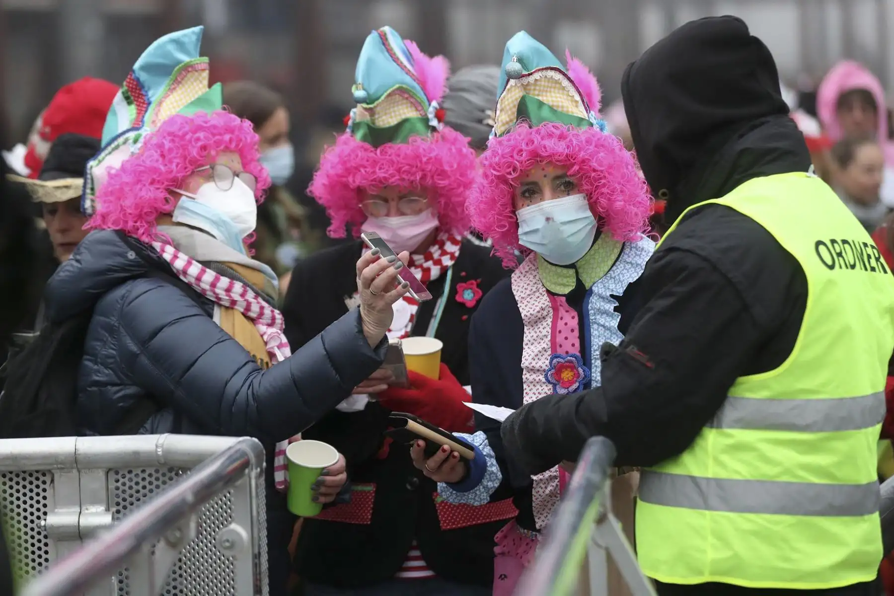 Control de seguridad supervisa certificado de vacunación de los asistentes disfrazados para el carnaval en Colonia, Alemania. Foto: EFE