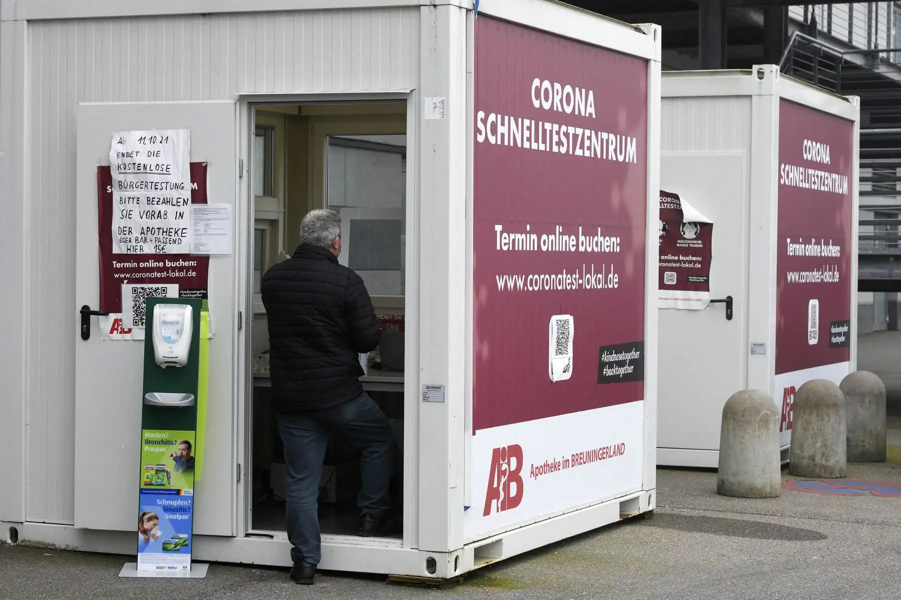 Un hombre  ingresa a un centro de pruebas rápidas de coronavirus afuera de un centro comercial en Ludwigsburg, suroeste de Alemania. Foto: AFP