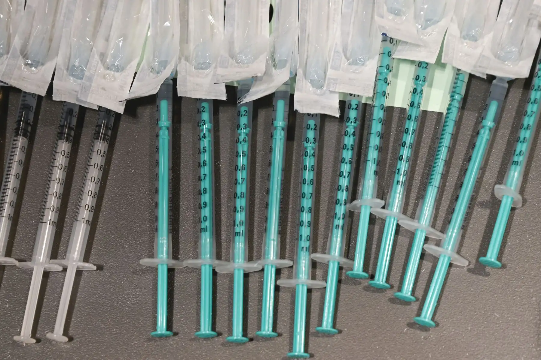 Las jeringas listas con la vacuna Pfizer Biontech contra la covid-19 yacen en una bandeja dentro de un centro móvil de vacunación, en Ludwigsburg, en el sur de Alemania. Foto: AFP