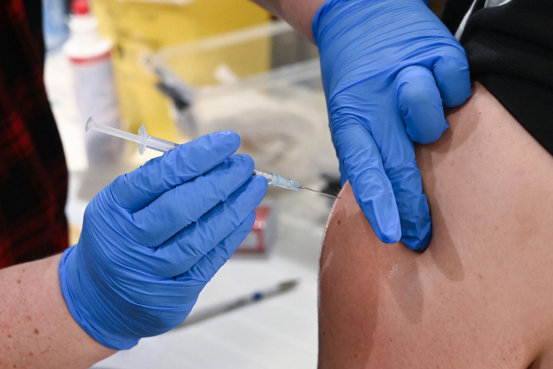 Un hombre es inoculado con la vacuna Pfizer BioNTech contra la Covid-19 en un centro de inmunización instalado en un centro comercial, en Ludwigsburg, suroeste de Alemania. Foto: AFP