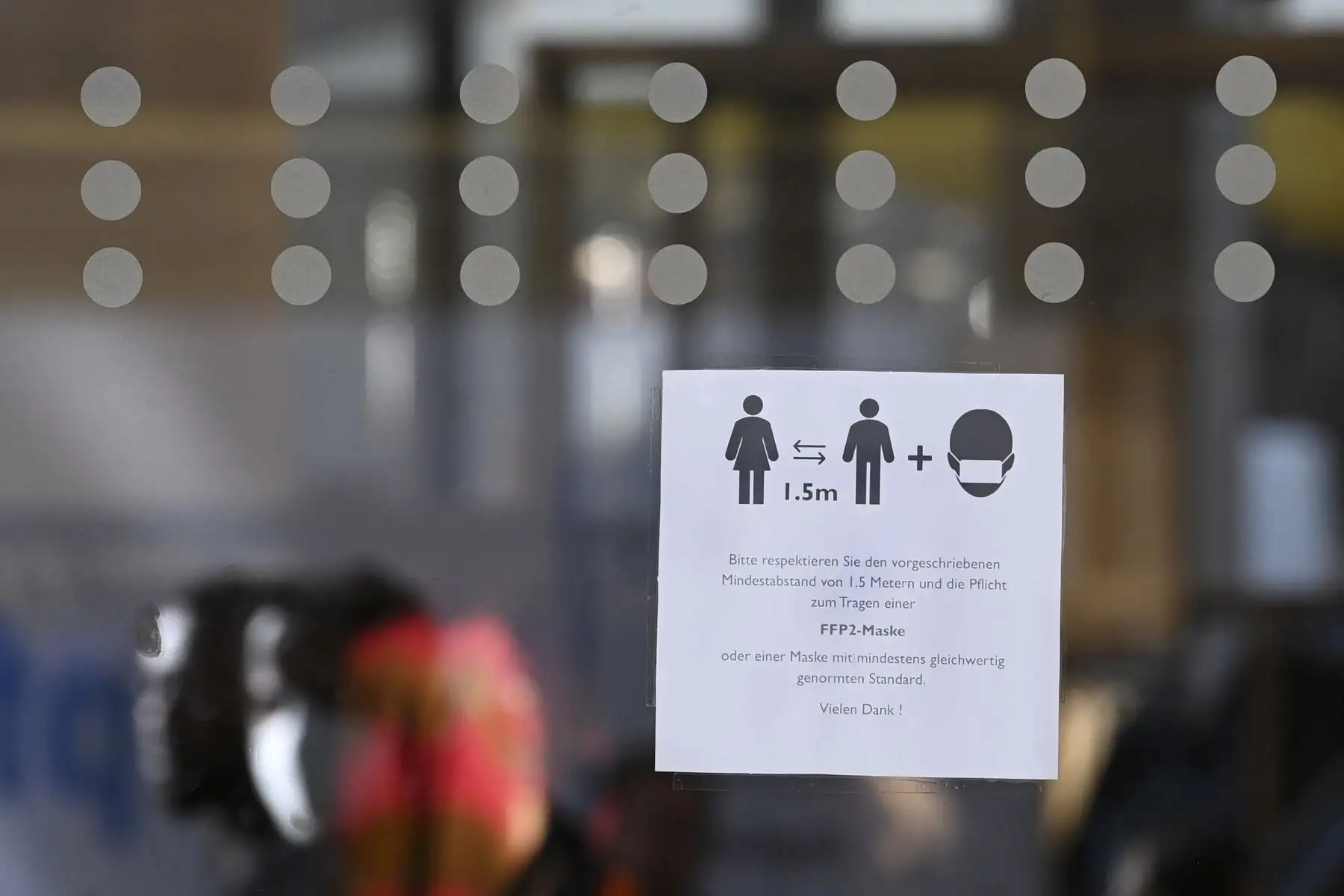 En la entrada de una tienda en la ciudad de Múnich se observa un cartel que recuerda a los clientes respetar el uso de mascarillas y el distanciamiento social. Foto: AFP