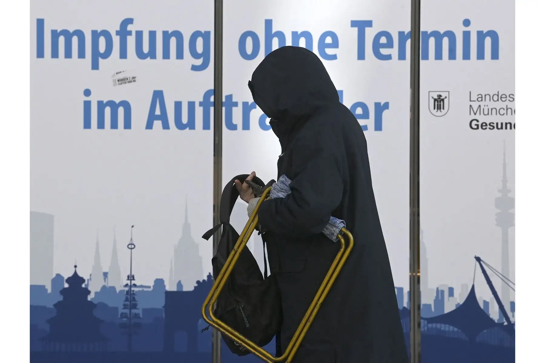 Una persona hace cola frente a un centro de vacunación contra la covid-19, en la ciudad de Múnich, en el sur de Alemania. Foto: AFP