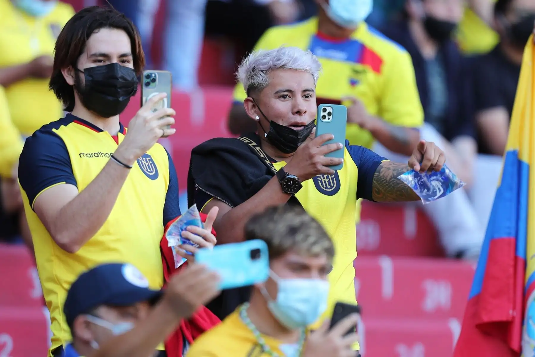 Aficionados de Ecuador tomas fotos a jugadores hoy, en un partido de las eliminatorias sudamericanas para el Mundial de Catar en el estadio Rodrigo Paz Delgado en Quito (Ecuador). EFE/José Jácome POOL