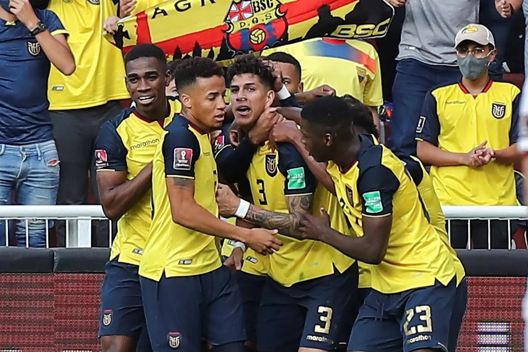 Los jugadores de Ecuador celebran un gol ante Venezuela hoy, en un partido de las eliminatorias sudamericanas entre Ecuador y Venezuela para el Mundial de Catar 2022, en el estadio Rodrigo Paz Delgado, en Quito (Ecuador). EFE/ José Jácome POOL