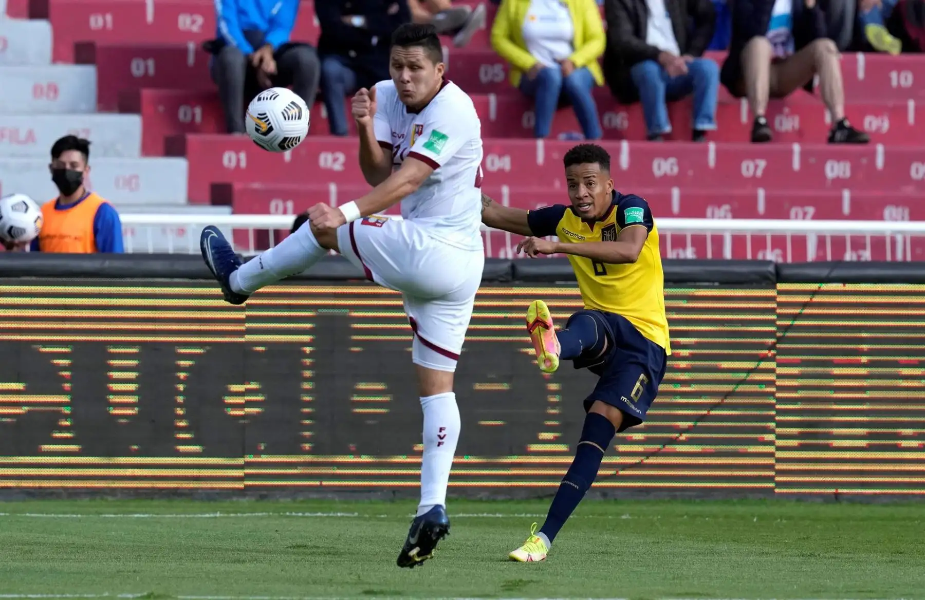 Byron Castillo de Ecuador patea un balón hoy, en un partido de las eliminatorias sudamericanas entre Ecuador y Venezuela para el Mundial de Catar en el estadio Rodrigo Paz Delgado en Quito (Ecuador). EFE/Dolores Ochoa POOL