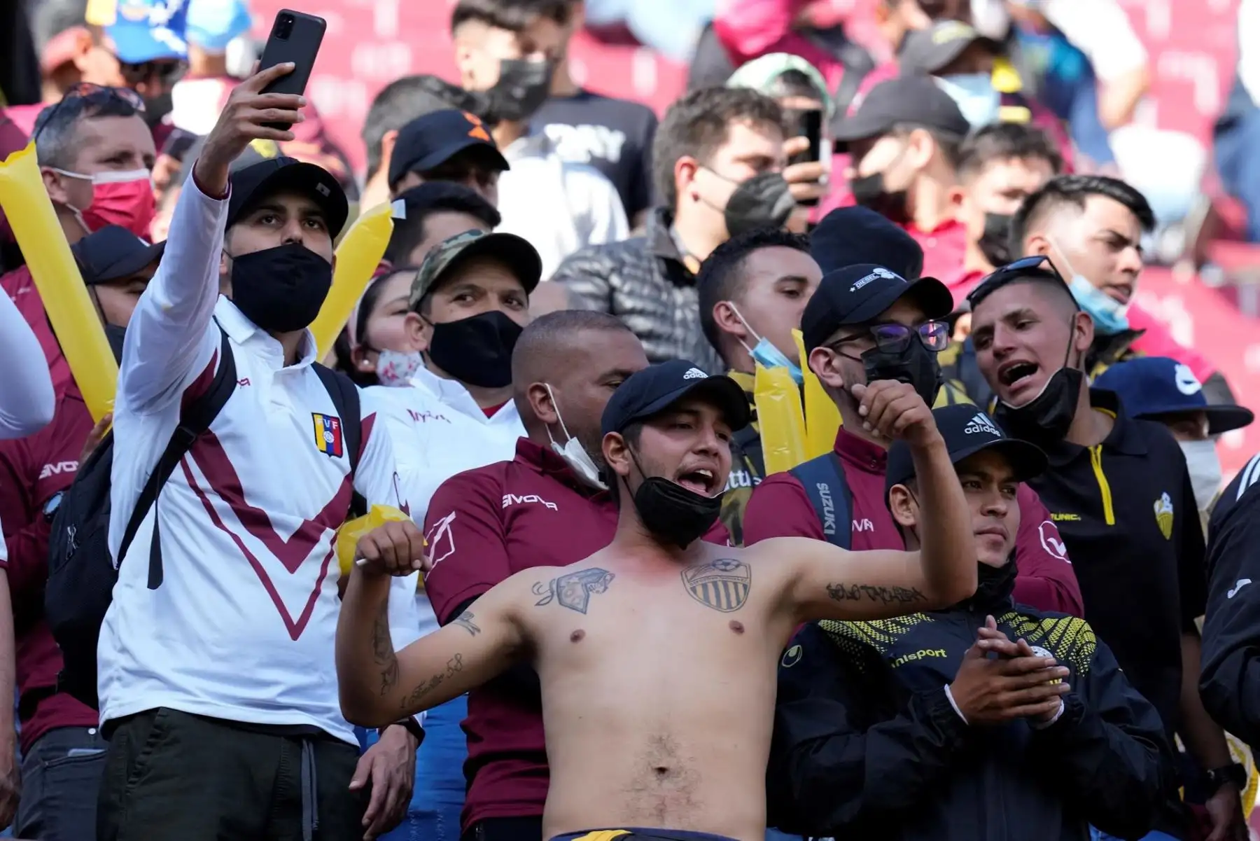 Aficionados de Venezuela animan hoy, en un partido de las eliminatorias sudamericanas entre Ecuador y Venezuela para el Mundial de Catar en el estadio Rodrigo Paz Delgado en Quito (Ecuador). EFE/Dolores Ochoa POOL