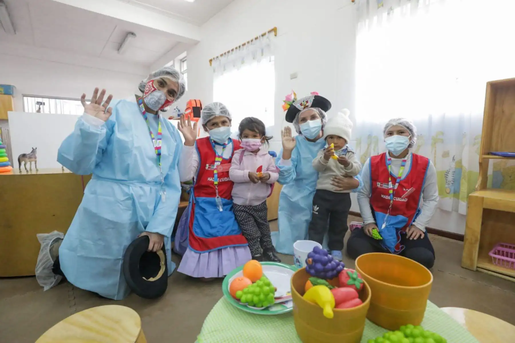 La ministra Dina Boluarte visitó el Centro Infantil de Atención Integral (CIAI) Paucará, en Huancavelica, para supervisar el desarrollo del piloto de reactivación presencial del servicio de cuidado diurno del Programa Nacional Cuna Más. Foto: Midis