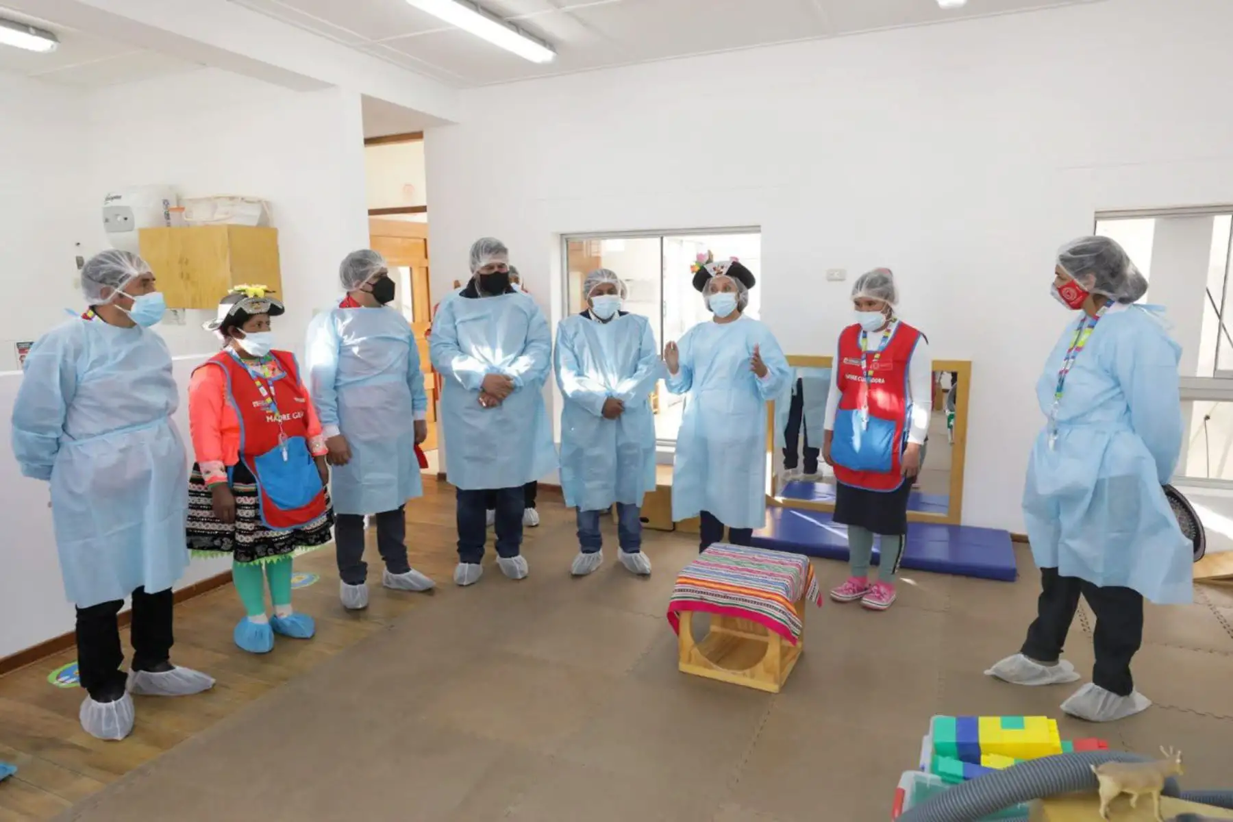 La ministra Dina Boluarte visitó el Centro Infantil de Atención Integral (CIAI) Paucará, en Huancavelica, para supervisar el desarrollo del piloto de reactivación presencial del servicio de cuidado diurno del Programa Nacional Cuna Más. Foto: Midis