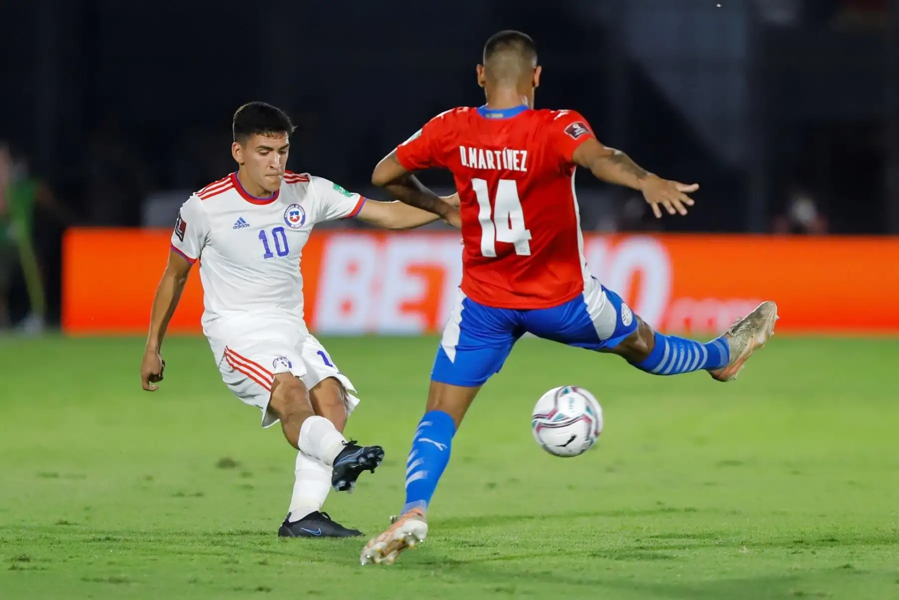 Héctor Martínez (i) de Paraguay disputa el balón con Marcelino Nuñez de Chile hoy, en un partido de las eliminatorias sudamericanas entre Paraguay y Chile en el estadio Defensores del Chaco en Asunción (Paraguay). EFE/Nathalia Aguilar