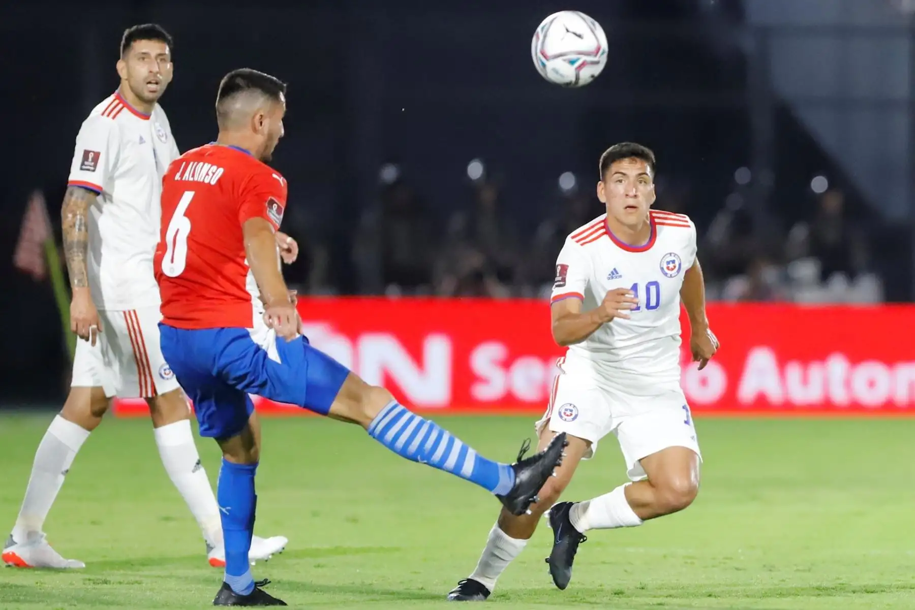 Junior Alonso (i) de Paraguay disputa el balón con Marcelino Núñez de Chile hoy, en un partido de las eliminatorias sudamericanas entre Paraguay y Chile en el estadio Defensores del Chaco en Asunción (Paraguay). EFE/Nathalia Aguilar