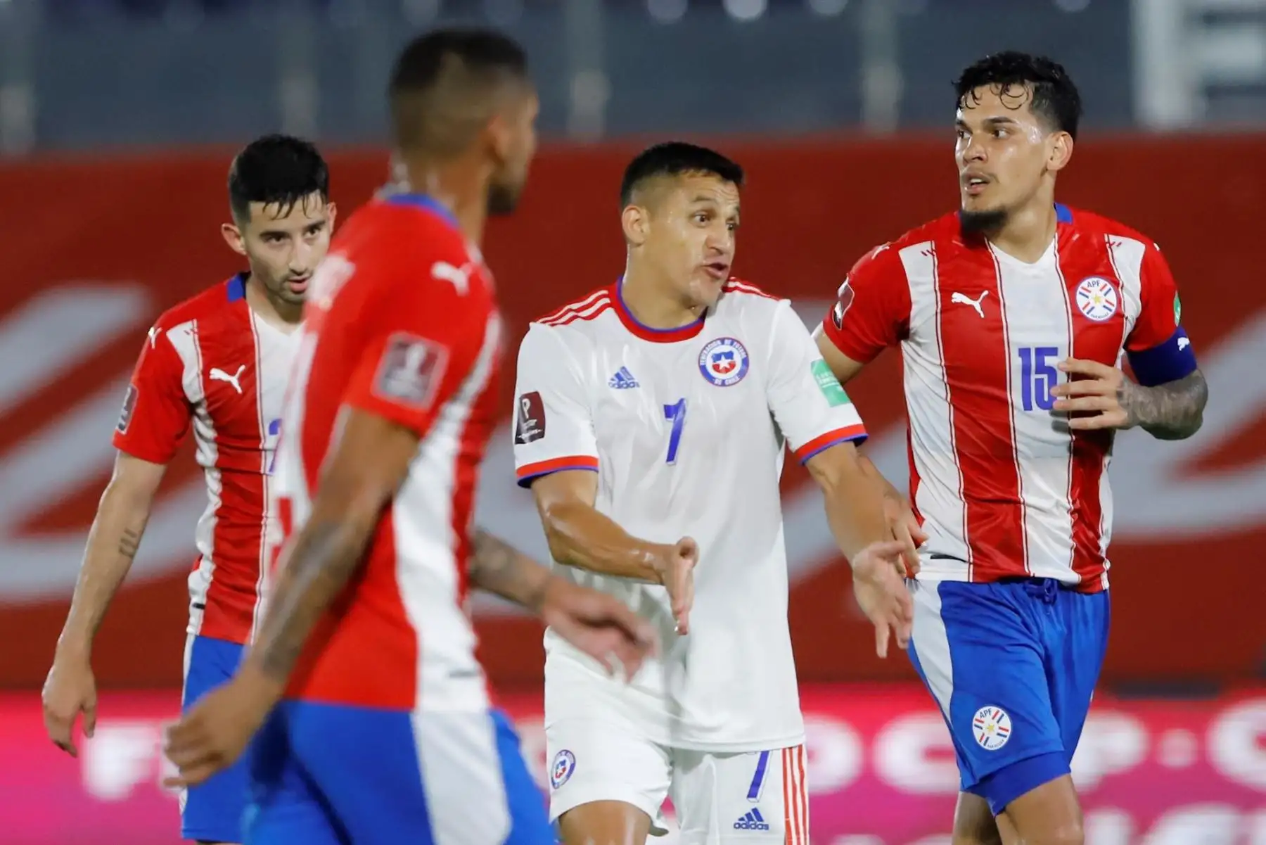 Alexis Sánchez (2d) de Chile reclama hoy, en un partido de las eliminatorias sudamericanas entre Paraguay y Chile en el estadio Defensores del Chaco en Asunción (Paraguay). EFE/Nathalia Aguilar