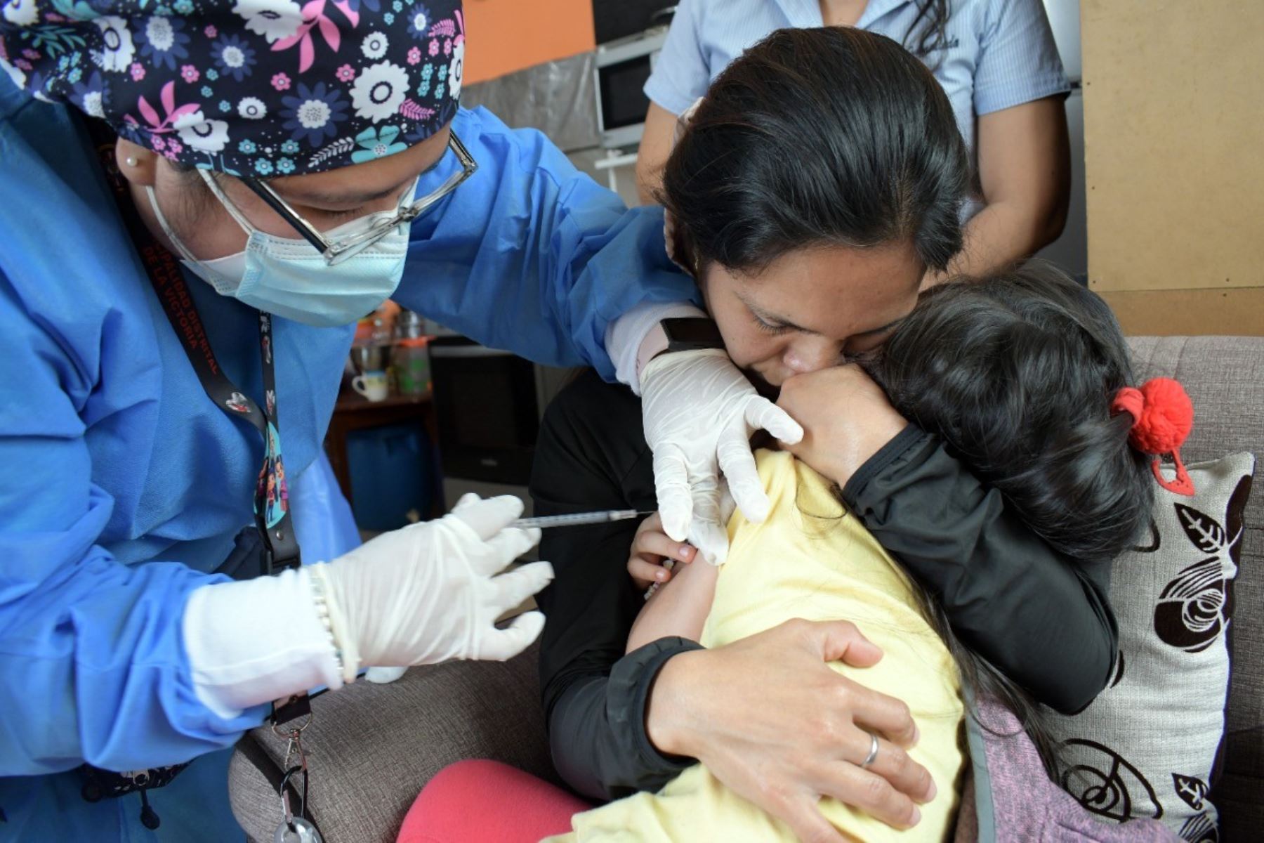 Casa por casa, brigadas de salud aplican vacuna de bloqueo contra el sarampión en Cerropón y La Victoria, región Lambayeque. Foto: ANDINA/Difusión.
